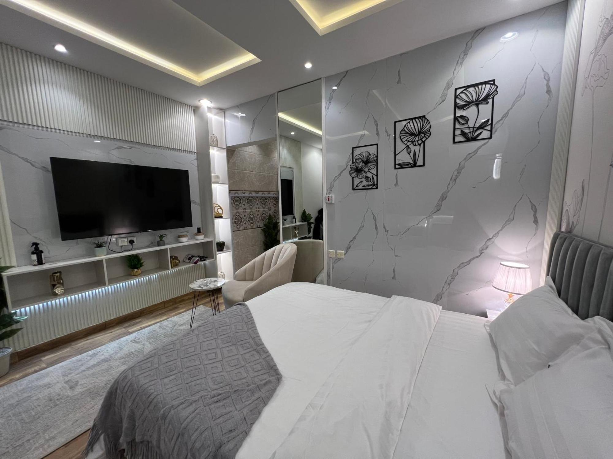 Season Apartment *