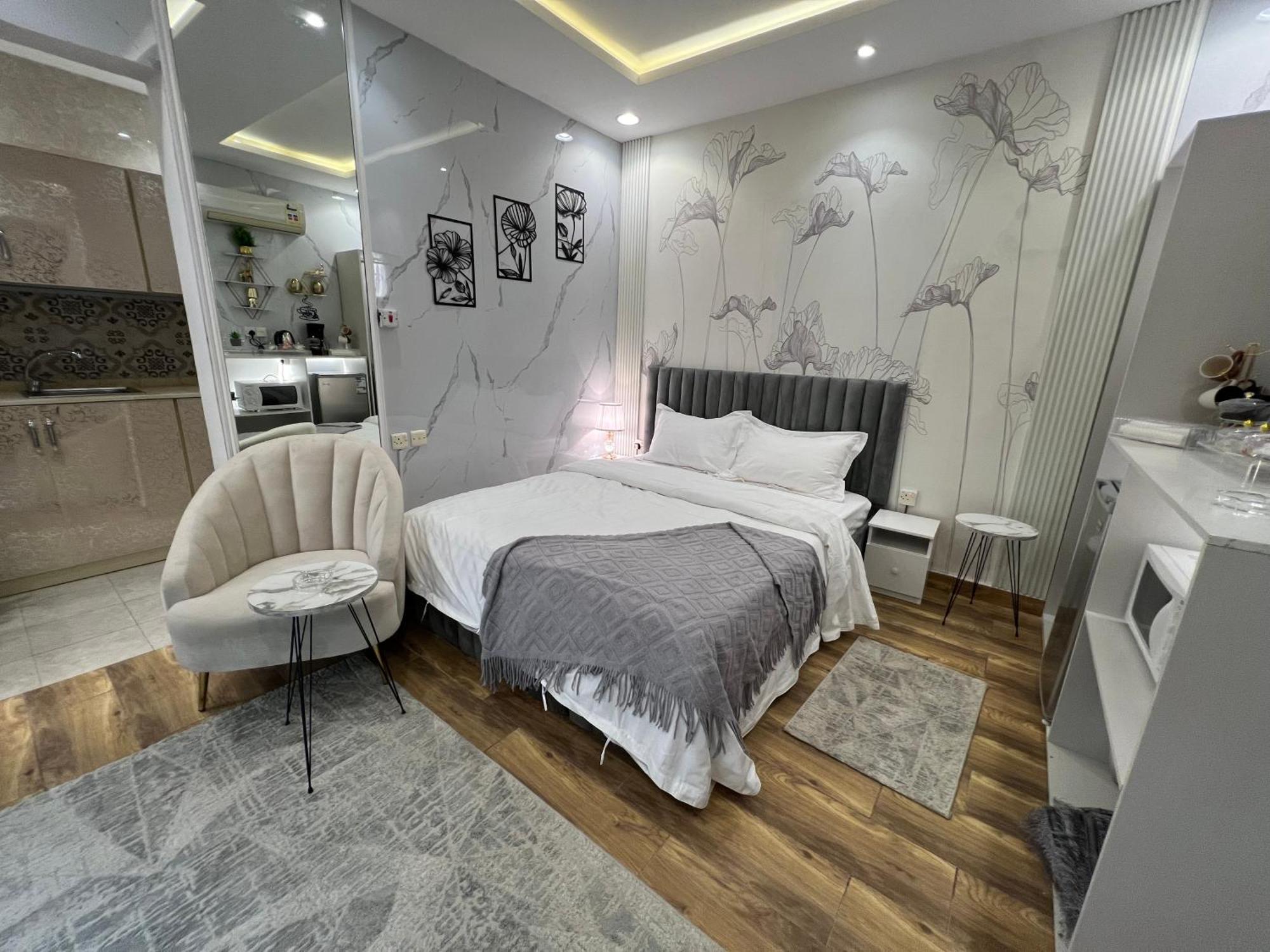 Season Apartment *